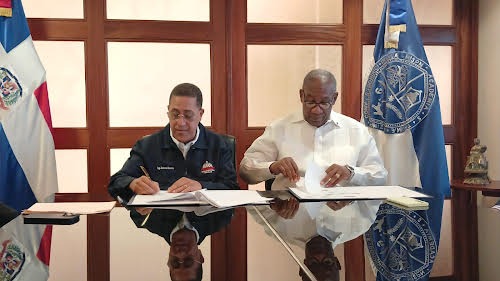 El rector de la UASD, maestro Editrudis Beltrán Crisóstomo y el titular de la Dirección de Infraestructura Escolar (DIE), Ingeniero Roberto Herrera Polanco durante la firma del convenio.