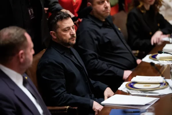 El presidente ucraniano, Volodimir Zelenski (c) el pasado viernes en la Casa Blanca.