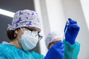 Fotografía de archivo de un trabajador sanitario preparando una vacuna de Pfizer-BioNTech.