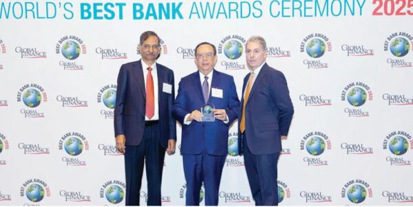 Valdez Albizu fue reconocido durante su participación en las Reuniones Anuales del Fondo Monetario.