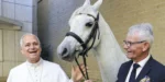 Regalan un caballo al papa