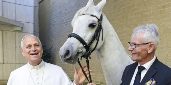 Regalan un caballo al papa