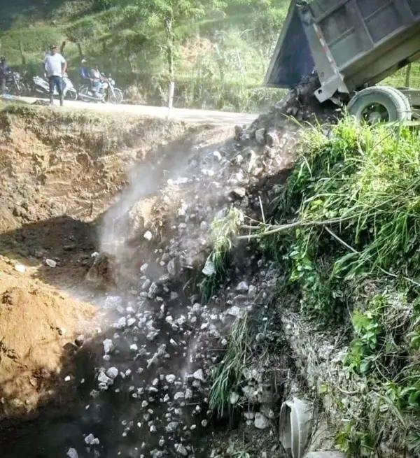 Construcción de carretera la Palmita