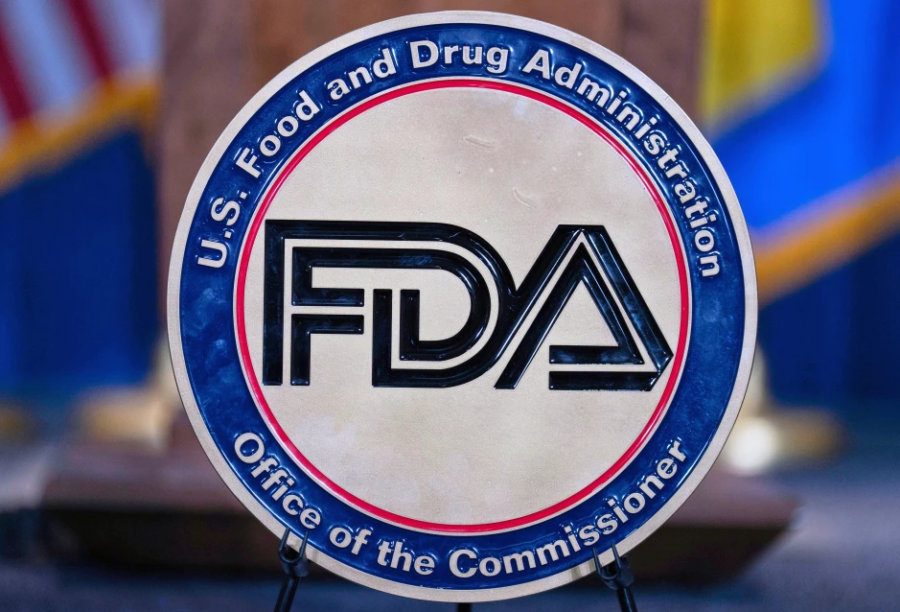 El logo de la Administración de Alimentos y Medicamentos de Estados Unidos, en el Hubert Humphrey Building Auditorium en Washington, el 22 de abril de 2025. (AP Foto/Jose Luis Magana, archivo)