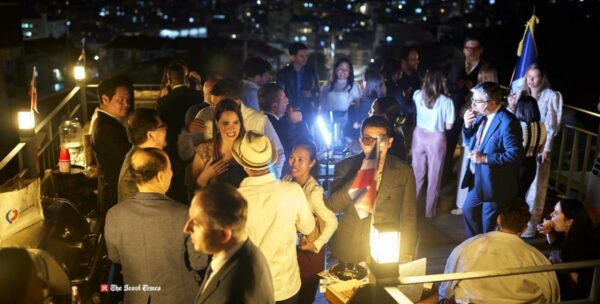 embajadora angie Shakira en corea-tabaco y ron