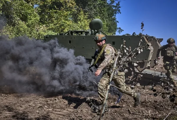 España apoyará a Ucrania en compra de armas para la guerra con Rusia.