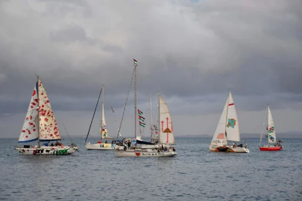 Una flotilla de barcos sale del puerto de San Giovanni Li Cuti en Catania, Sicilia, sur de Italia, 27 de septiembre de 2025.