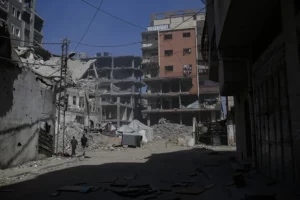 La gente camina por las calles después de un ataque aéreo israelí en la ciudad de Gaza, Franja de Gaza.