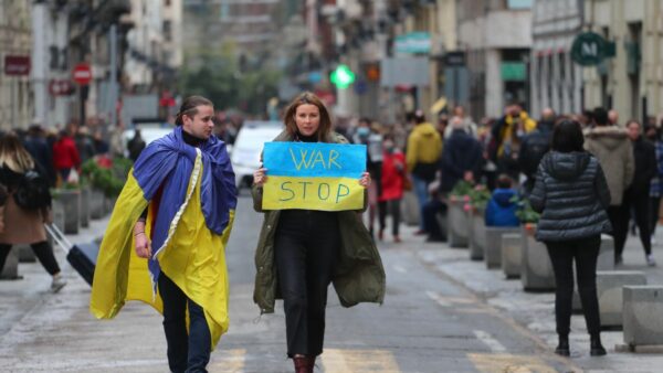 Una ucraniana con un cartel