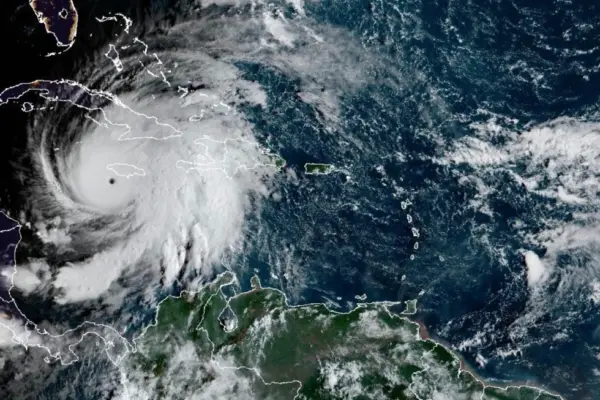 En esta imagen de satélite, proporcionada por la Oficina Nacional de Administración Oceánica y Atmosférica de Estados Unidos (NOAA, por sus siglas en inglés), se muestra el huracán Melissa, el martes 28 de octubre de 2025. (NOAA vía AP)