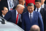 El presidente de EE.UU., Donald Trump, y su homólogo chino, Xi Jinping, hablan durante una reunión realizada en Busan, Corea del Sur, este jueves. EFE/ Yonhap