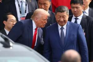 El presidente de EE.UU., Donald Trump, y su homólogo chino, Xi Jinping, hablan durante una reunión realizada en Busan, Corea del Sur, este jueves. EFE/ Yonhap