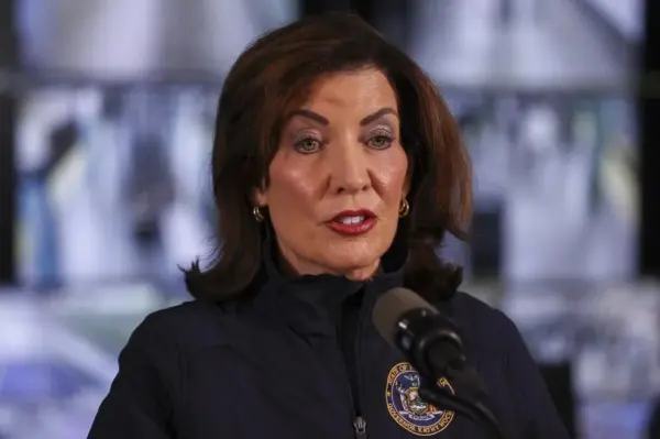 Fotografía de archivo de la gobernadora de Nueva York, Kathy Hochul, durante una rueda de prensa en Nueva York, Nueva York, EE.UU. EFE/EPA/SARAH YENESEL