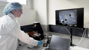 Científicos de Vevey, Suiza, están creando biocomputadoras derivadas de células de piel humana.