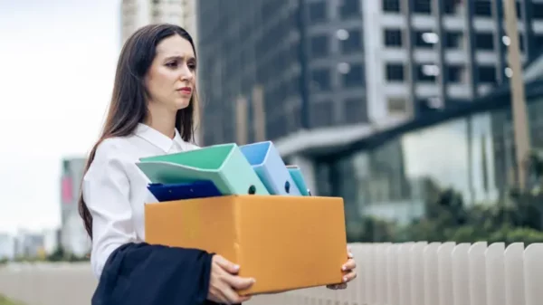 Un artículo del New York Times sugiere que la actual generación de adultos jóvenes enfrenta el mayor rechazo de la historia, con dificultades para obtener empleo, crédito y educación.