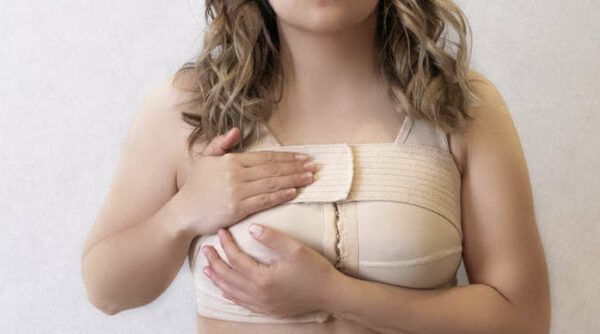 Síntomas como dolor de cabeza, cuello y espalda, además de los surcos profundos en los hombros, afectan la calidad de vida.