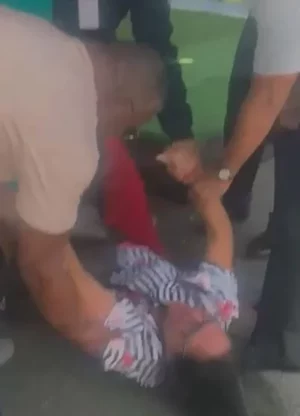Mujer entra en pánico tras reclamo de pago de prestaciones en el CEA.