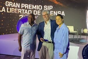 Periodista colombiano Daniel Coronell recibe el Premio a la Libertad de Prensa de la SIP