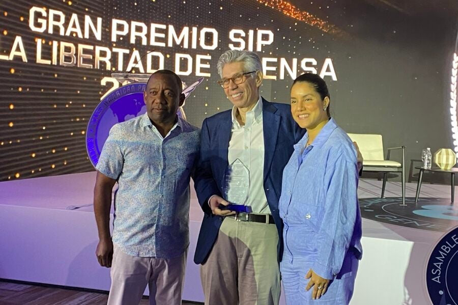 Periodista colombiano Daniel Coronell recibe el Premio a la Libertad de Prensa de la SIP