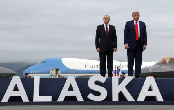 El presidente de los Estados Unidos, Donald Trump (d), y el presidente de Rusia, Vladimir Putin, en Anchorage.