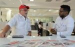 Ricardo Ripoll al ser entrevistado por Anyelo Mercedes en EL DÍA.  ELIESER TAPIA