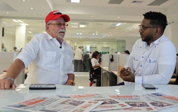 Ricardo Ripoll al ser entrevistado por Anyelo Mercedes en EL DÍA.  ELIESER TAPIA