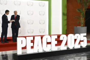 Pedro Sánchez (i) posa junto a Donald Trump durante la ceremonia de firma del Plan de Paz para Oriente Próximo.