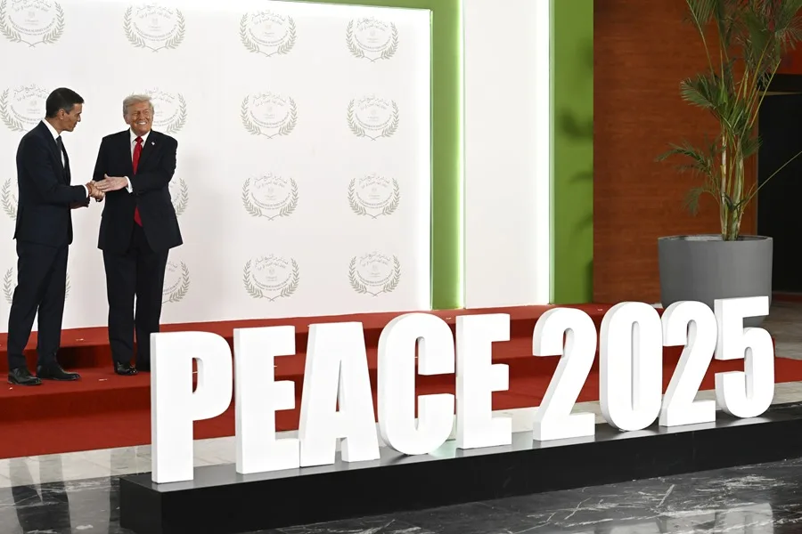 Pedro Sánchez (i) posa junto a Donald Trump durante la ceremonia de firma del Plan de Paz para Oriente Próximo.