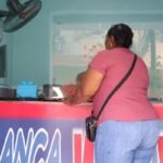 Madres, números y lucha diaria: la realidad de las banqueras en Santo Domingo