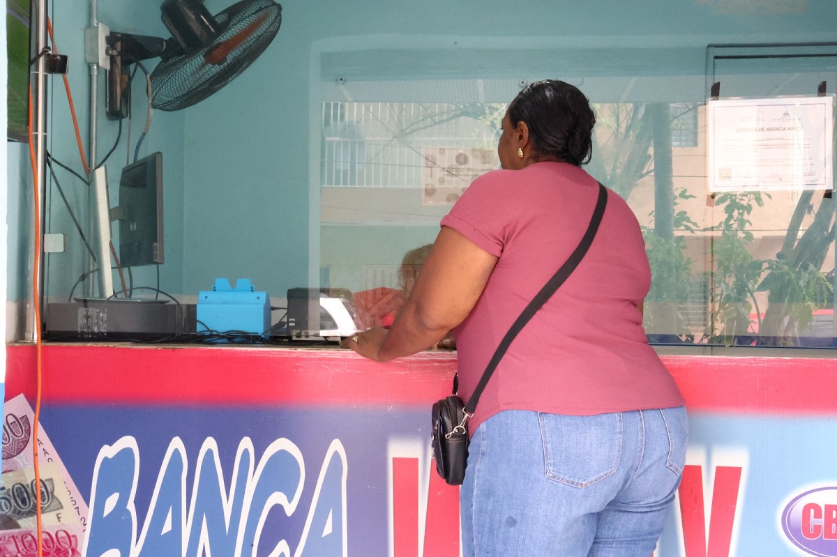 Madres, números y lucha diaria: la realidad de las banqueras en Santo Domingo