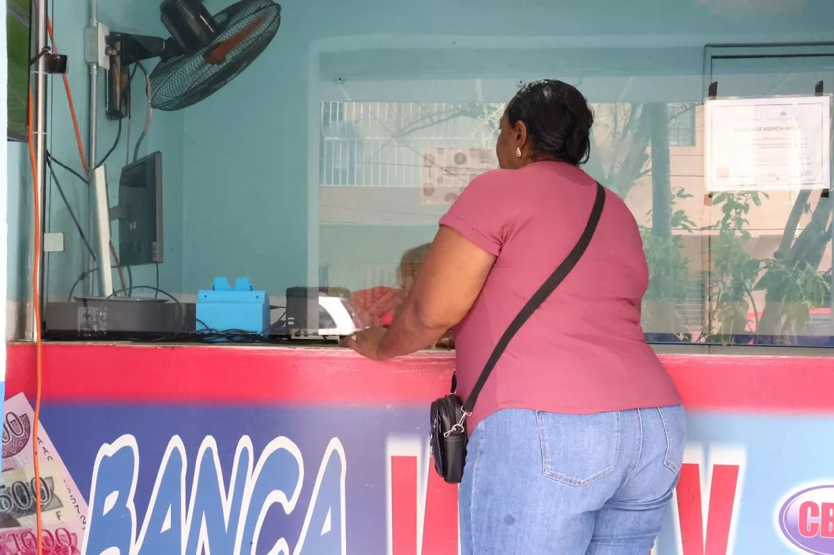 Madres, números y lucha diaria: la realidad de las banqueras en Santo Domingo