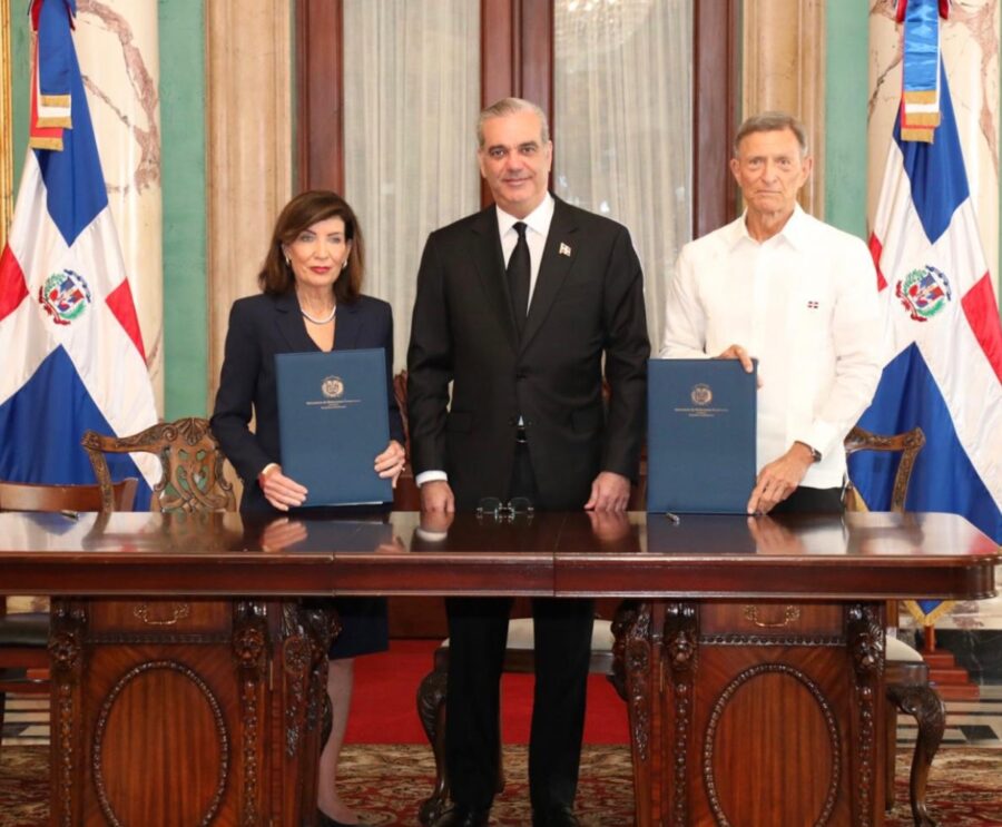 Kathy Hochul, gobernadora de Nueva York,  Luis Abinader y el canciller Roberto Álvarez.
