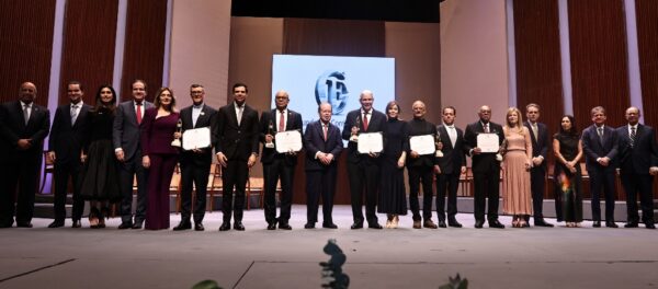 Miembros de la familia Corripio y de la Fundación  acompañan a los galardonados y al ministro de Cultura anoche en el Teatro Nacional.  Olga de la Cruz