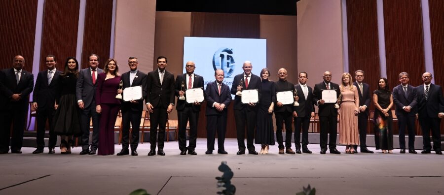 Miembros de la familia Corripio y de la Fundación  acompañan a los galardonados y al ministro de Cultura anoche en el Teatro Nacional.  Olga de la Cruz