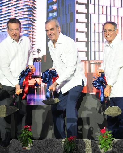 El presidente Luis Abinader dio el primer palazo de la obra.