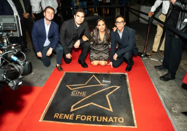 La familia del fenecido cineasta René Fortunado posa frente a su estrella.