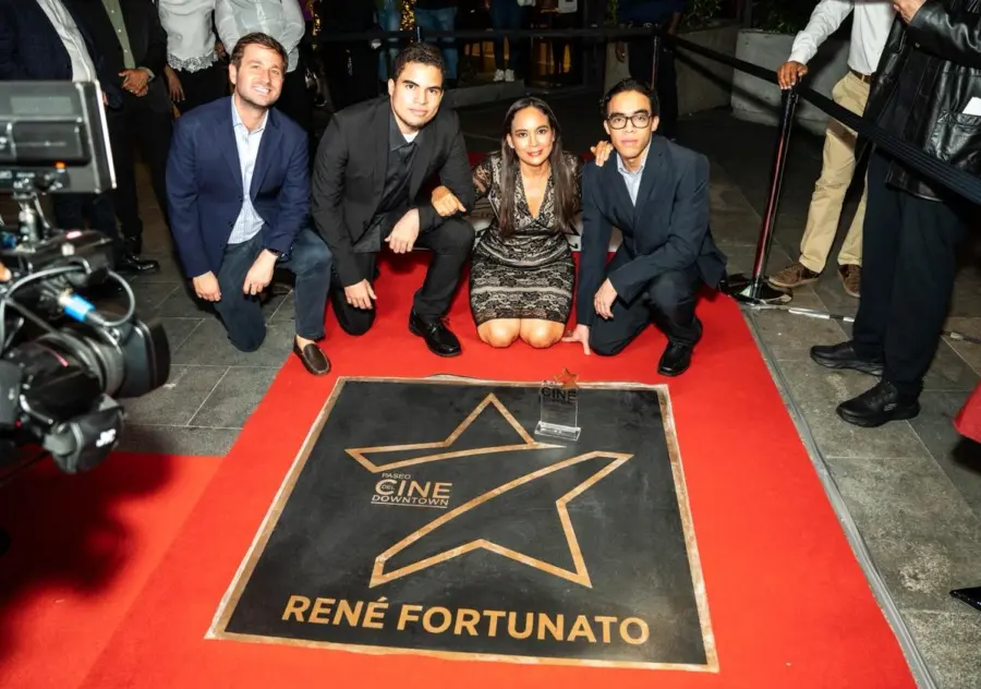 La familia del fenecido cineasta René Fortunado posa frente a su estrella.