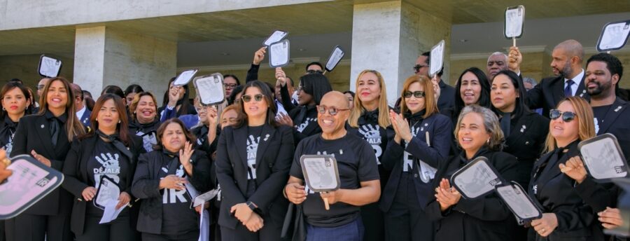 Los  legisladores se congregaron frente al Congreso Nacional por el Día de la no Violencia.
