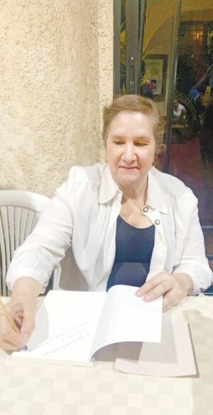 La escritora Irene  Pérez  Guerra  mientras  firma su libro Índices.
