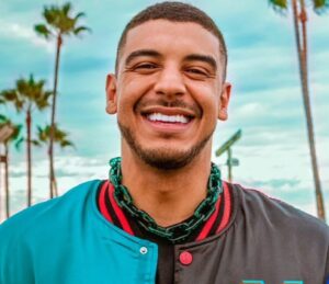 El  cantante Manuel Medrano durante una entrevista.