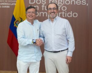 El presidente Gustavo Petro junto a Sergio Díaz-Granados.