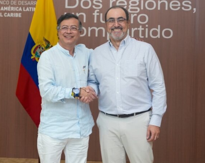 El presidente Gustavo Petro junto a Sergio Díaz-Granados.