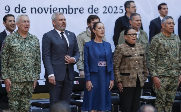 La presidenta Claudia  Sheinbaum  y  su gabinete de Defensa.