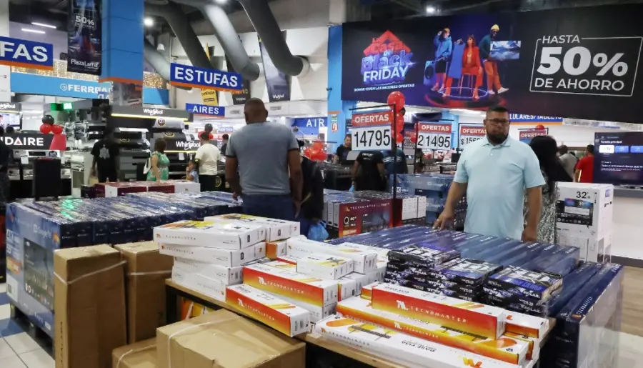 Desde el 1 de noviembre centros comerciales están ofertando productos para que clientes aprovechen las ofertas. josÉ francisco