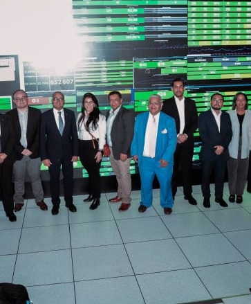 Ejecutivos del banco recibieron a los visitantes.