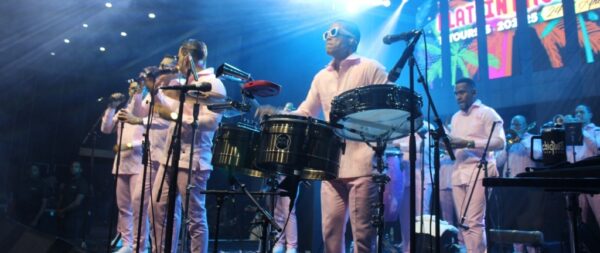 Chiquito Team Band hizo un derroche de elegancia  cantando todas sus temas, que fueron bien recibidos por el público.