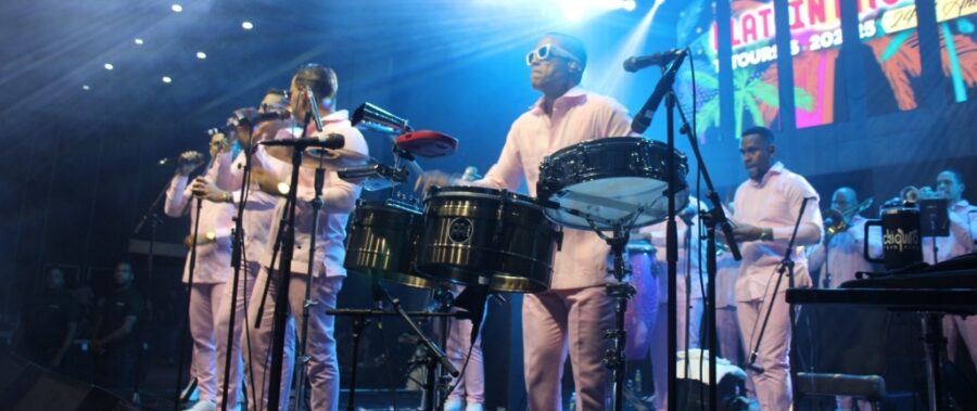 Chiquito Team Band hizo un derroche de elegancia  cantando todas sus temas, que fueron bien recibidos por el público.