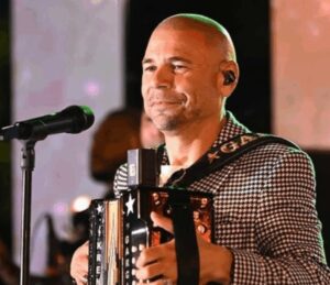 El acordeonista El Prodigio lleva varias pegadas.