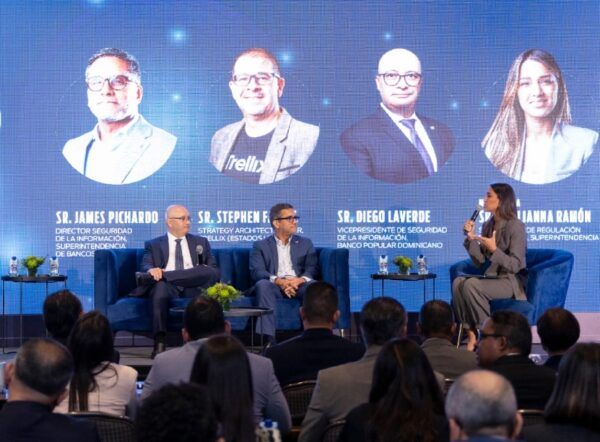 Autoridades y expertos en el congreso sobre ciberseguridad.