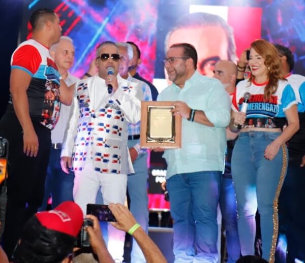 Reconocimiento a la trayectoria de Héctor Acosta.